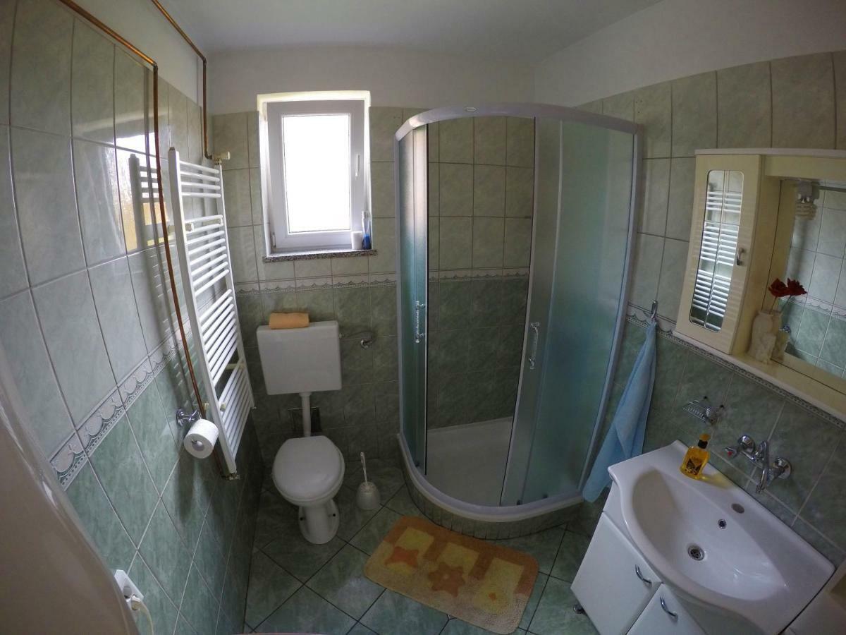 Apartman Matej Apartment โอโทชาส ภายนอก รูปภาพ