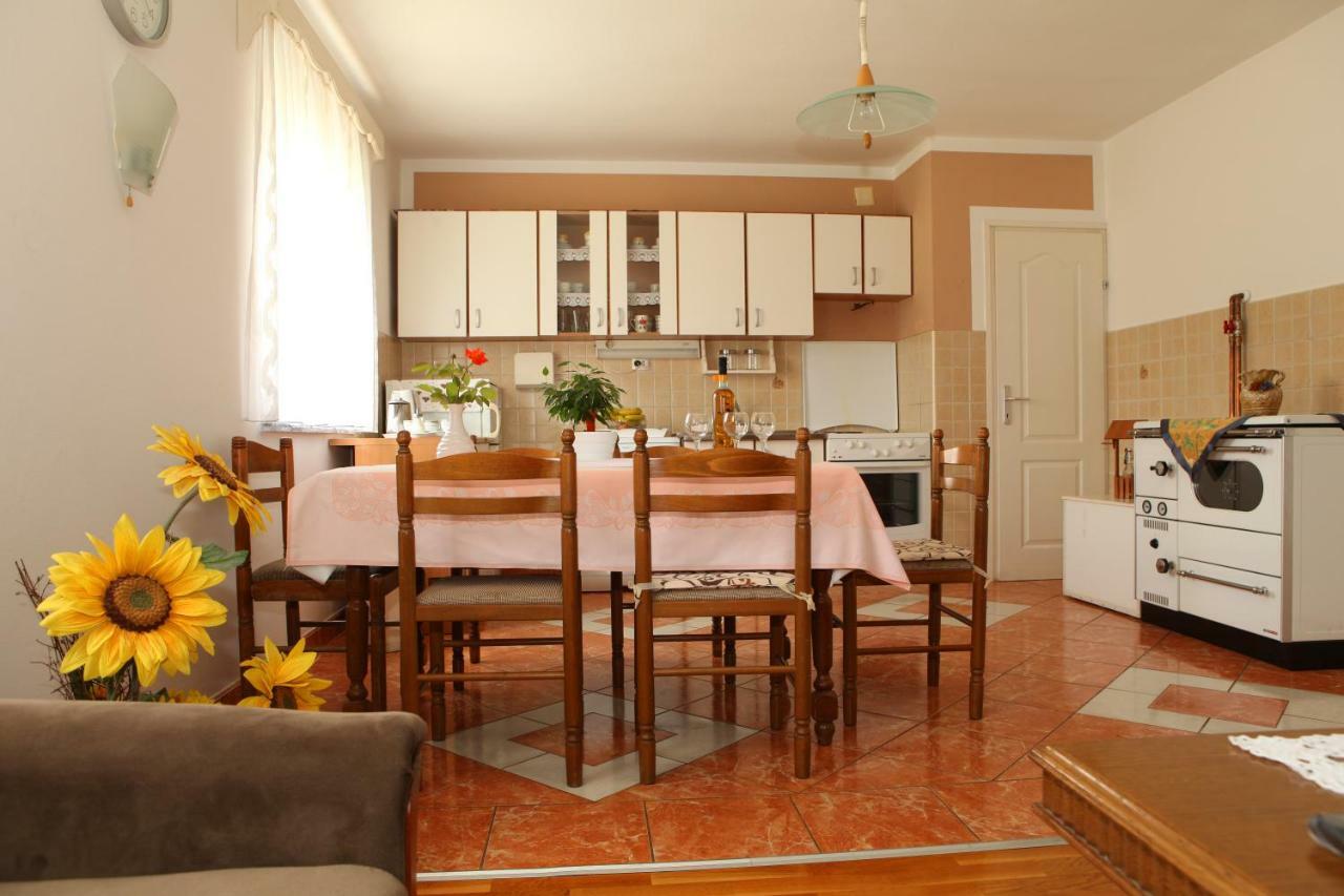 Apartman Matej Apartment โอโทชาส ภายนอก รูปภาพ