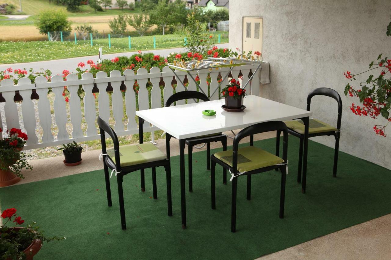 Apartman Matej Apartment โอโทชาส ภายนอก รูปภาพ