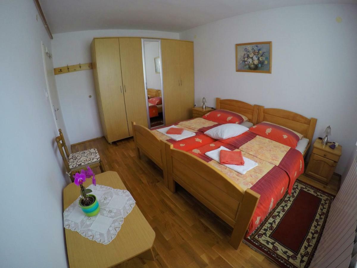 Apartman Matej Apartment โอโทชาส ภายนอก รูปภาพ