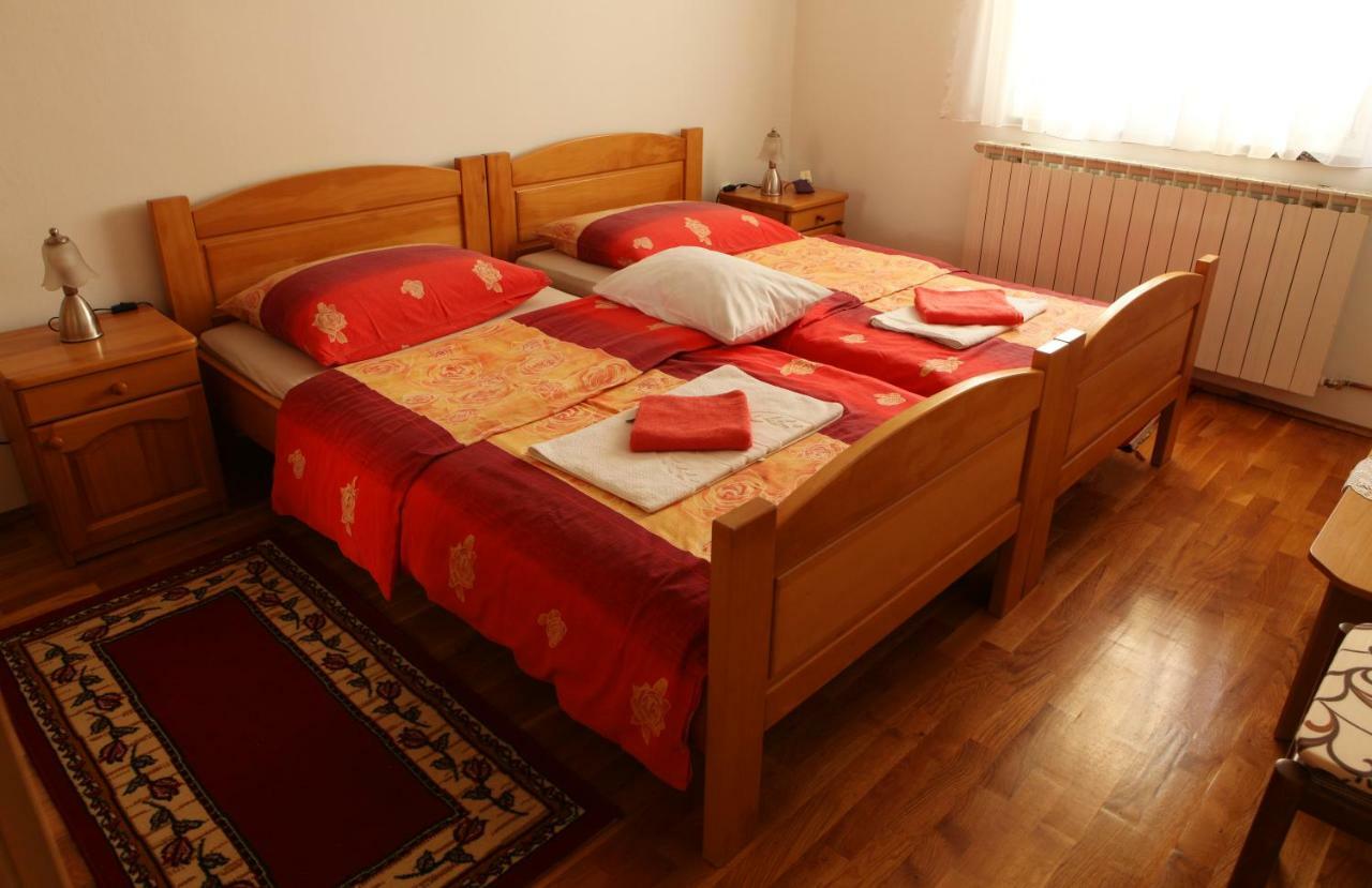Apartman Matej Apartment โอโทชาส ภายนอก รูปภาพ