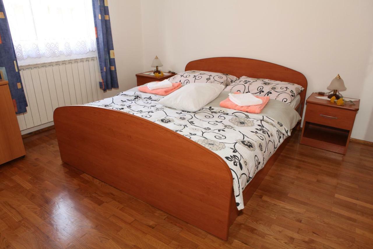 Apartman Matej Apartment โอโทชาส ภายนอก รูปภาพ