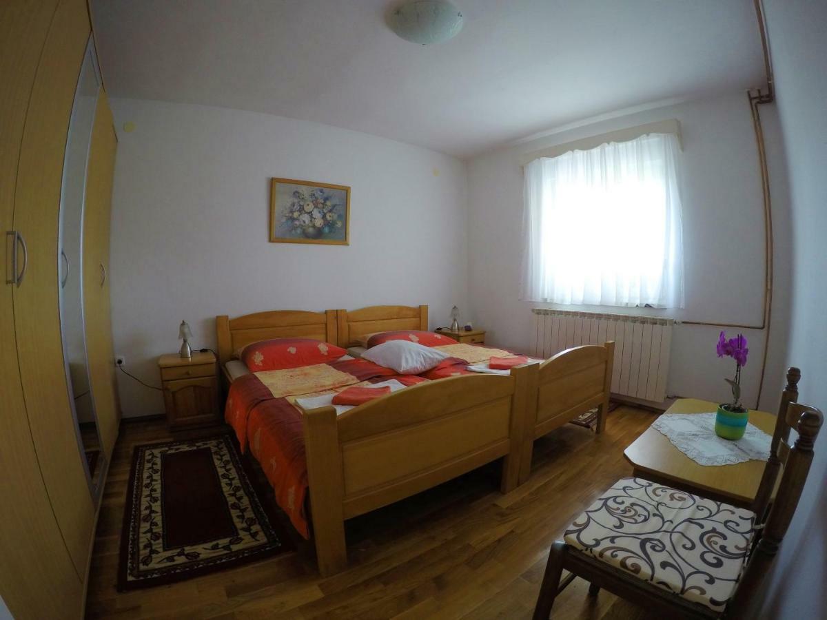 Apartman Matej Apartment โอโทชาส ภายนอก รูปภาพ